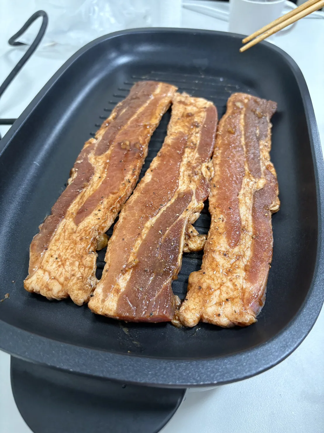 烤盤上的醃製肉片