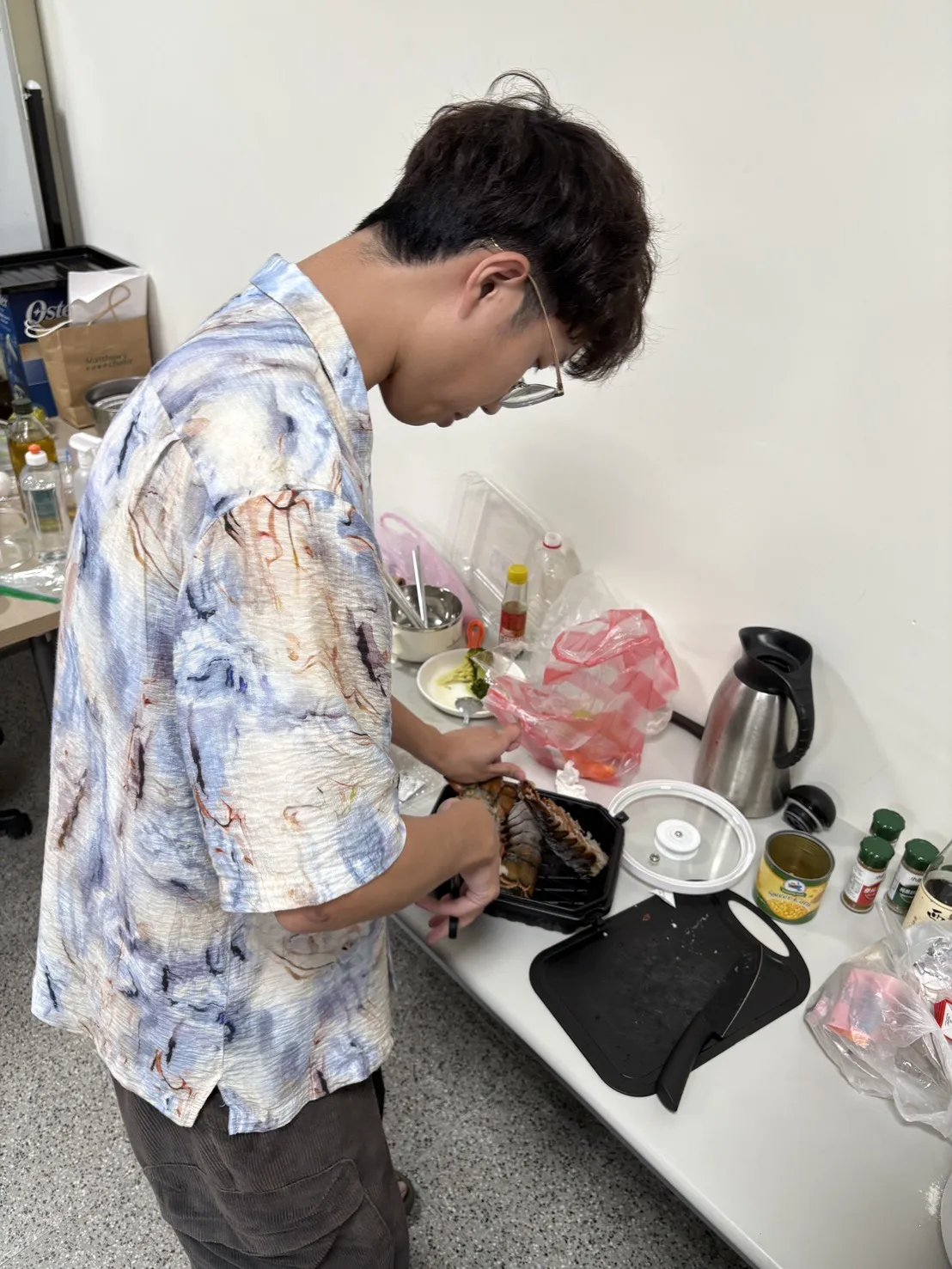 實驗室成員一起準備中秋聚會餐點